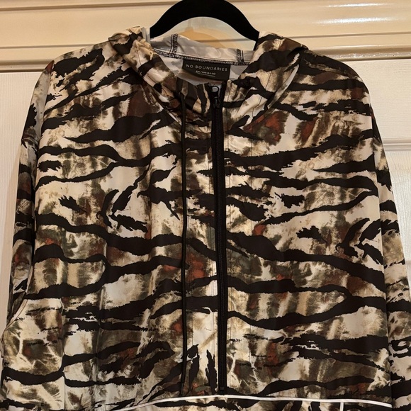 No Boundaries Camo Wildernesss Hooded Windbreaker - Picture 3 of 6